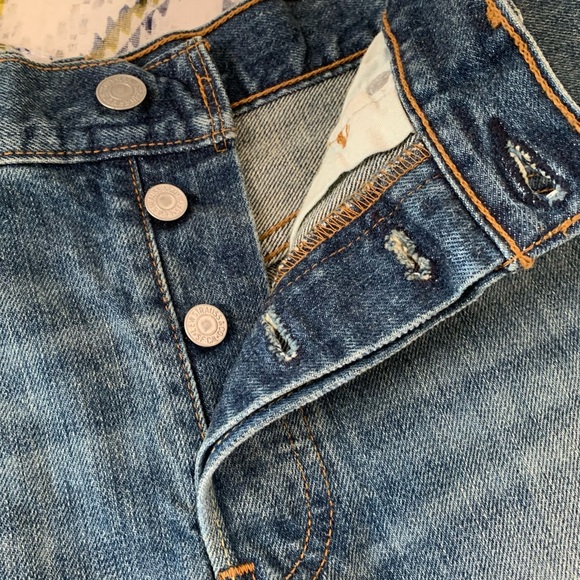Levi’s 501 Jean Shorts - Picture 4 of 9